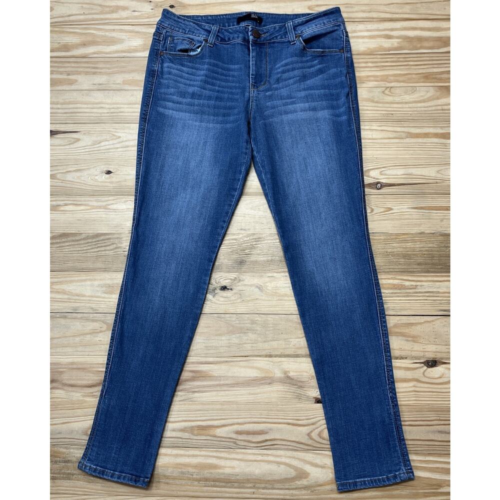 1822 Denim Women's Straight Leg Jeans in Medium Blue